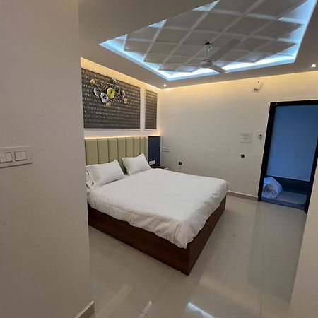 Snr Venus Hotels تيروباتي المظهر الخارجي الصورة